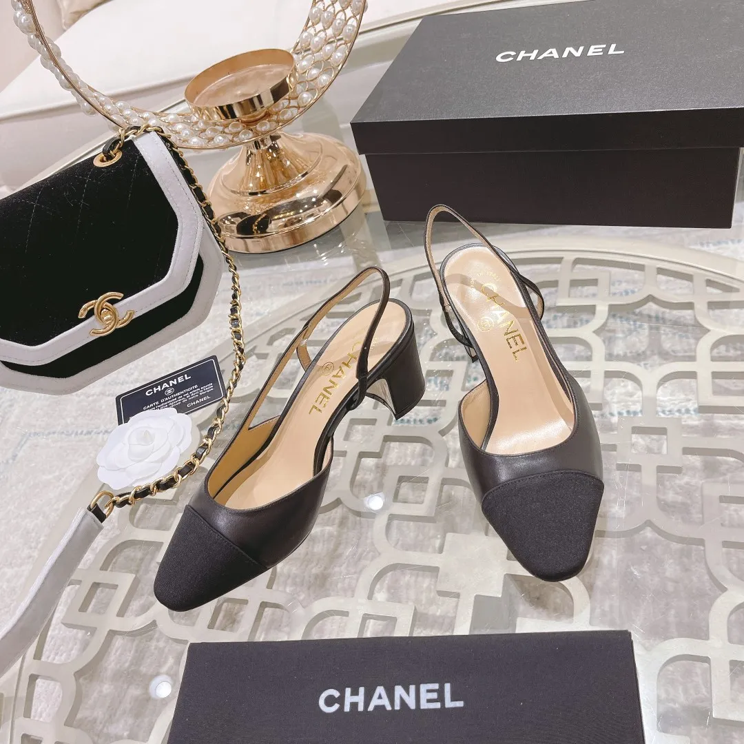 👟👟Ex-factory price 440👟👟 Chanel - Spring and summer classic color-blocked low-heeled side hollow sandals ⚠ Fashionable catwalk style❤ Mixed splicing colors, hollow toe style on the inside, 2.5cm thick heel and small logo embellishment, a fashionable interpretation! How to match the series to look good! Original customized wood-colored leather outsole, imported sheepskin surface, goatskin lining for feet... 35-40 regular sizes (41.42, 43 custom-made, non-returnable) 🎁Latest full set of packaging at the counter